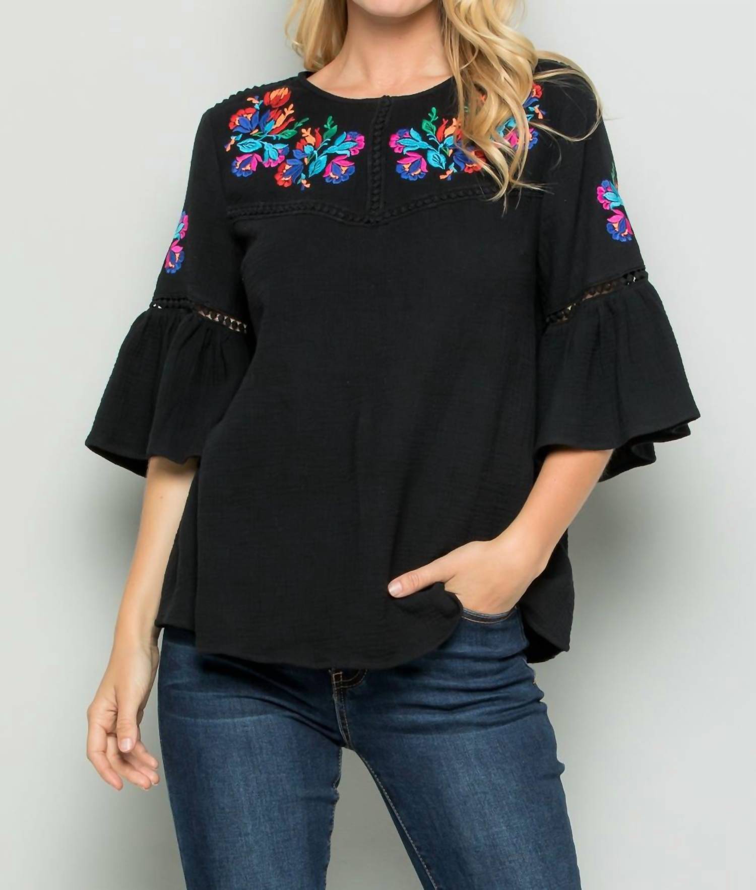 Черный топ с вышивкой и рукавами-колокольчиками SEE AND BE SEEN
Черный топ с вышивкой и рукавами-колокольчиками SEE AND BE SEEN