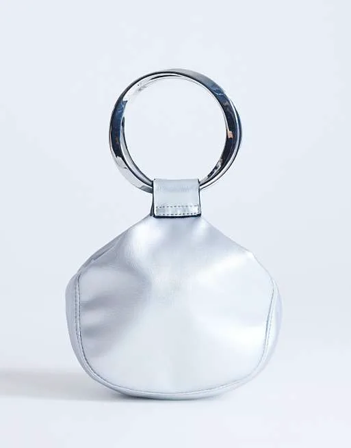 Серебристая сумка-саквояж с металлической ручкой Topshop Cherry
Серебристая сумка-саквояж с металлической ручкой Topshop Cherry