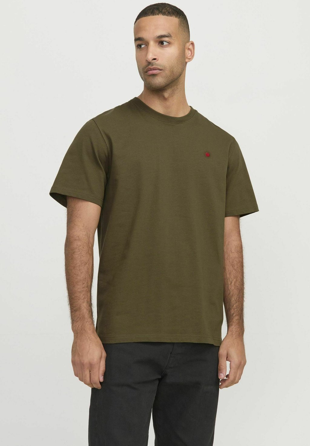 Базовая футболка R.D.D. ROYAL DENIM DIVISION, оливковый
Базовая футболка R.D.D. ROYAL DENIM DIVISION, оливковый