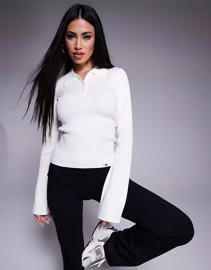 The Couture Club - шерстяной белый трикотажный топ с воротником-поло
The Couture Club - шерстяной белый трикотажный топ с воротником-поло