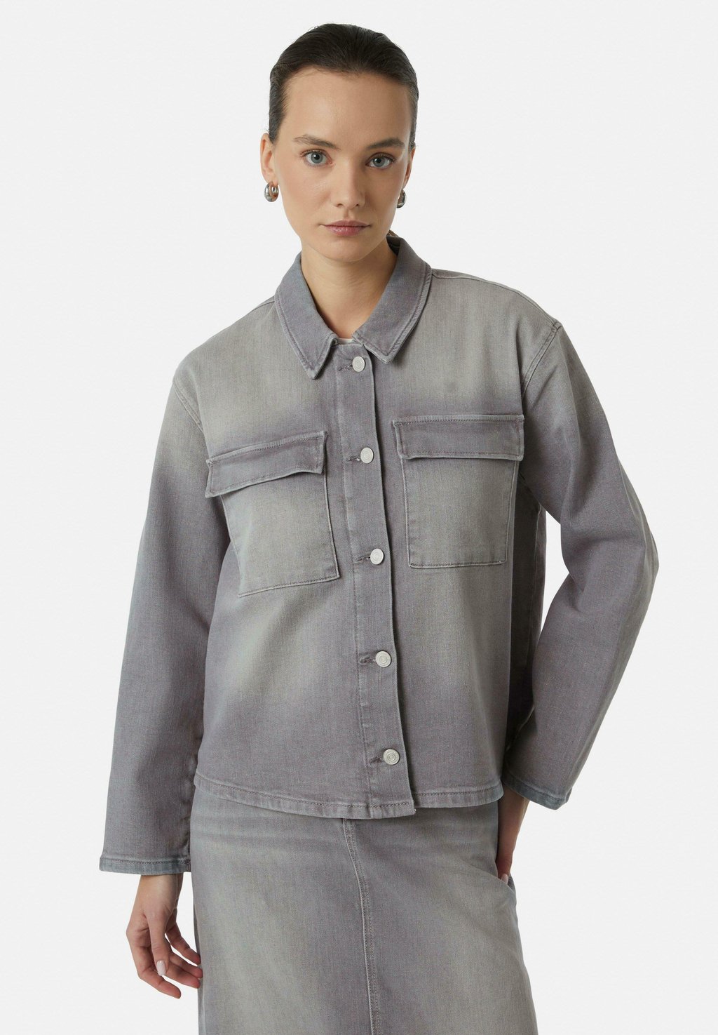 Джинсовая куртка MIT WASCHUNG UND AUFGESETZTEN TASCHEN comma casual identity, деним
Джинсовая куртка MIT WASCHUNG UND AUFGESETZTEN TASCHEN comma casual identity, деним