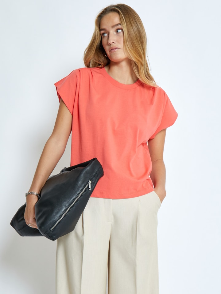 Футболка в Дюбарри minus
Футболка в Дюбарри minus