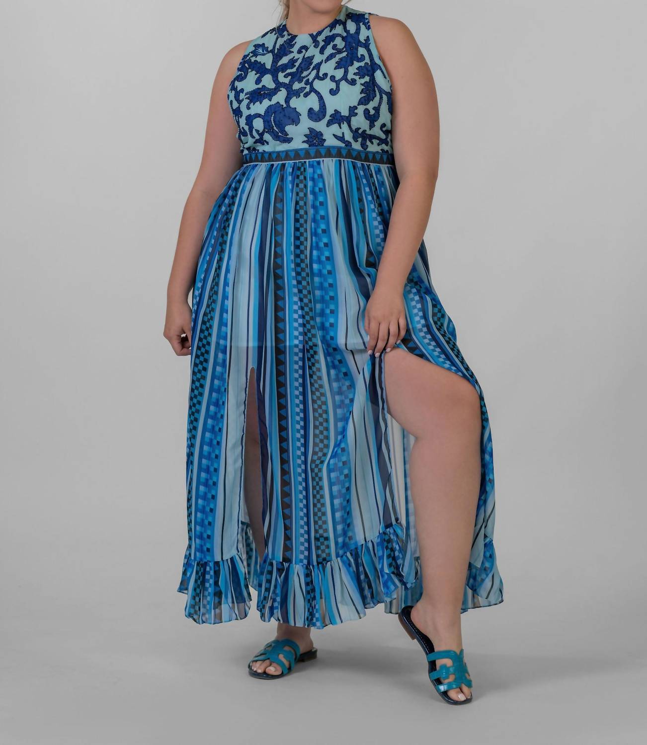 Синее платье в клетчатую полоску с волнами Just Bellina
Синее платье в клетчатую полоску с волнами Just Bellina