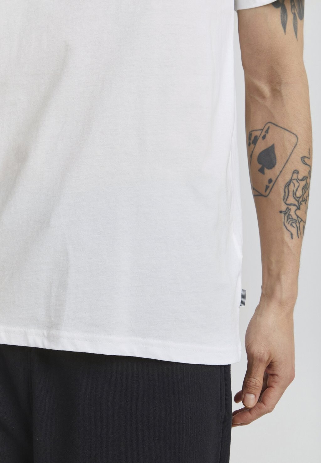 Футболка с принтом Solid, белая
Футболка с принтом Solid, белая