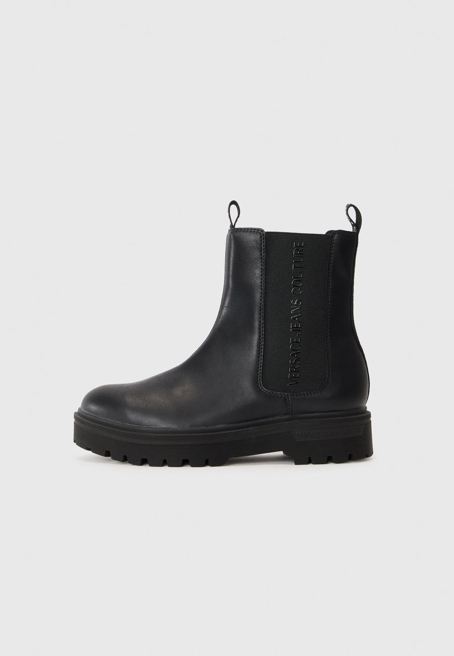 Ботинки Versace Jeans Couture FONDO SYRIUS, Black
Ботинки Versace Jeans Couture FONDO SYRIUS, Black