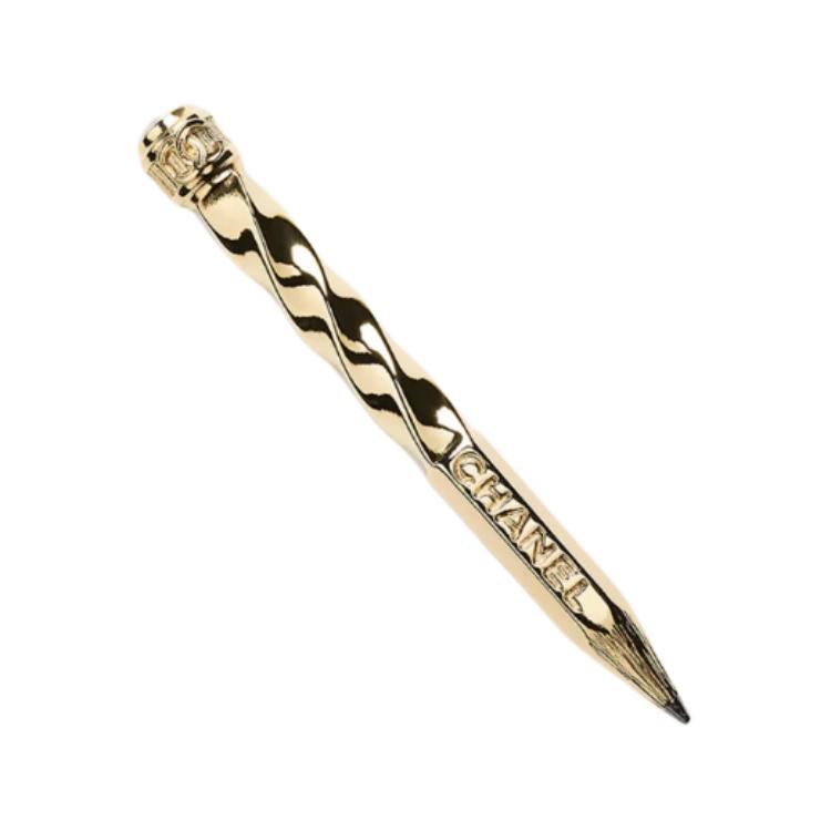 Металлические броши Unisex Gold/Pearl CHANEL, золотой/ белый/черный
Металлические броши Unisex Gold/Pearl CHANEL, золотой/ белый/черный