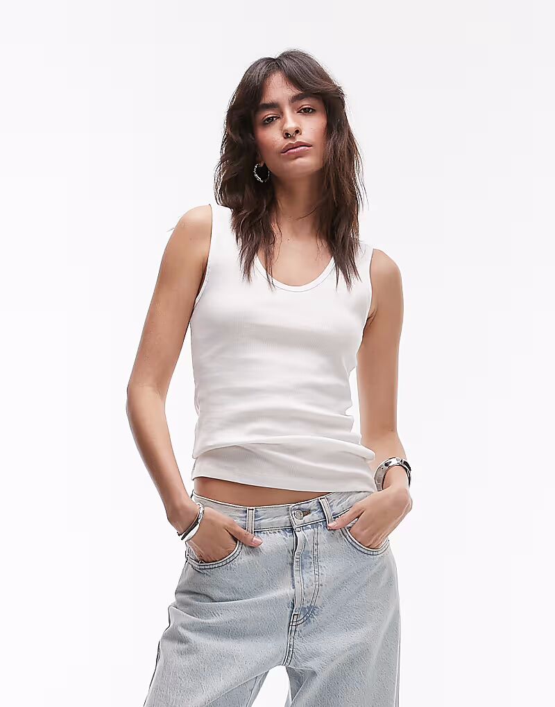 ARKET эластичный трикотажный топ в рубчик с круглым вырезом белого цвета
ARKET эластичный трикотажный топ в рубчик с круглым вырезом белого цвета