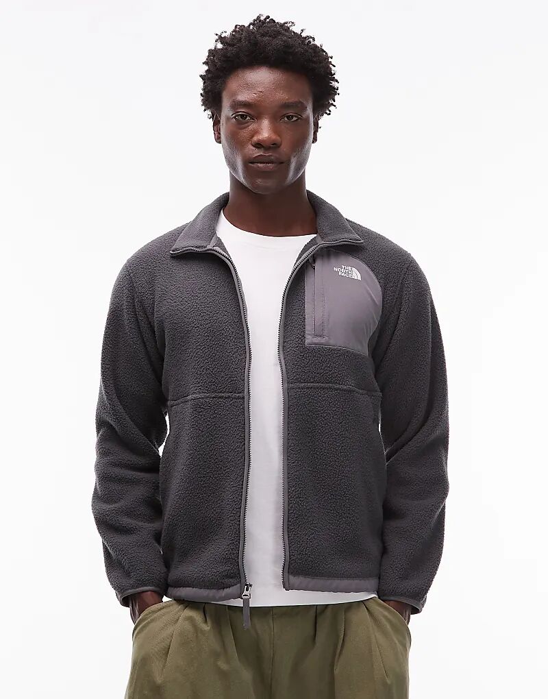 Плотная флисовая куртка North Face Yumiori Off Peak с застежкой-молнией и цветными блоками темно-серого цвета
Плотная флисовая куртка North Face Yumiori Off Peak с застежкой-молнией и цветными блоками темно-серого цвета