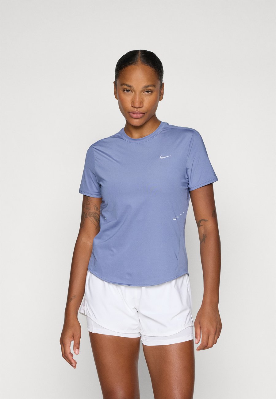 Футболка Nike Performance SWIFT TOP, World Indigo/Reflective Silver-Coloured/Blue
Футболка Nike Performance SWIFT TOP, World Indigo/Reflective Silver-Coloured/Blue