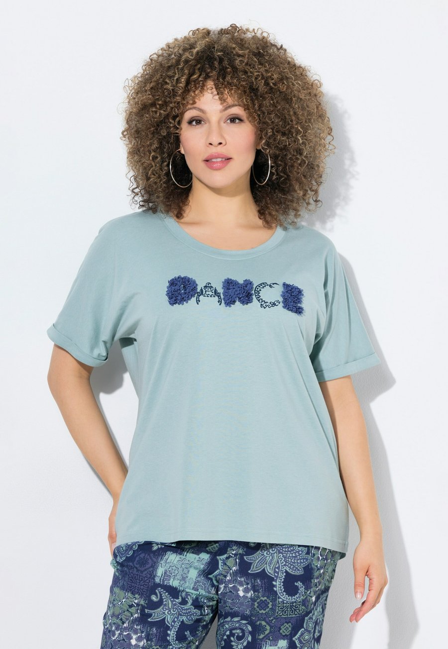 Футболка Ulla Popken DANCE LETTERING SHORT SLEEVE, Light Moss Green/Light Green, Зеленый, Футболка Ulla Popken DANCE LETTERING SHORT SLEEVE, Light Moss Green/Light Green
Футболка Ulla Popken DANCE LETTERING SHORT SLEEVE, Light Moss Green/Light Green, Зеленый, Футболка Ulla Popken DANCE LETTERING SHORT SLEEVE, Light Moss Green/Light Green