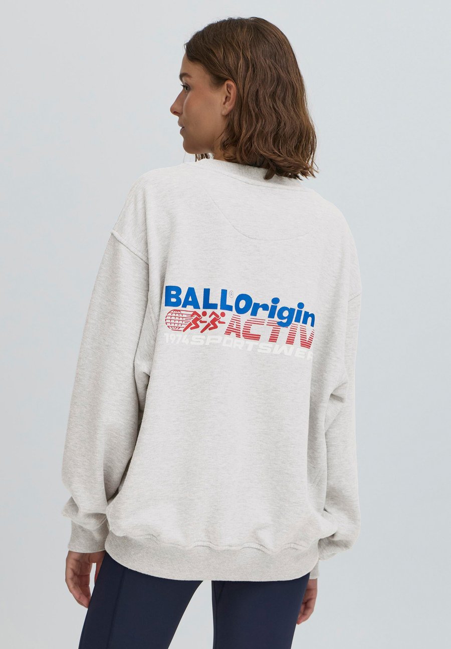 Толстовка BALL BAATTIVO CREWNECK SWEATSHIRT, Medium Grey Melange/Light Grey, Серый, Толстовка BALL BAATTIVO CREWNECK SWEATSHIRT, Medium Grey Melange/Light Grey
Толстовка BALL BAATTIVO CREWNECK SWEATSHIRT, Medium Grey Melange/Light Grey, Серый, Толстовка BALL BAATTIVO CREWNECK SWEATSHIRT, Medium Grey Melange/Light Grey