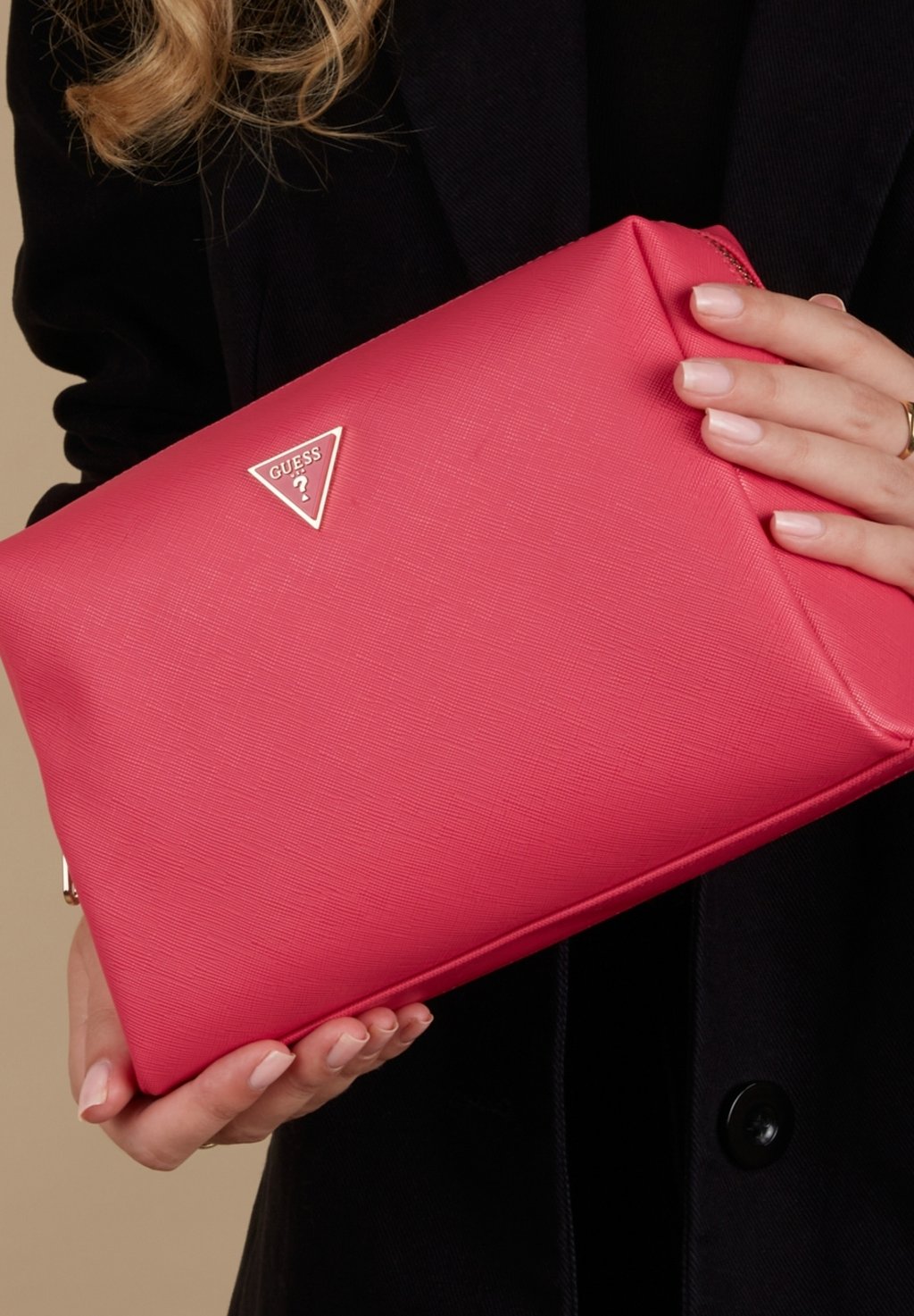 Косметичка Guess, красный
Косметичка Guess, красный