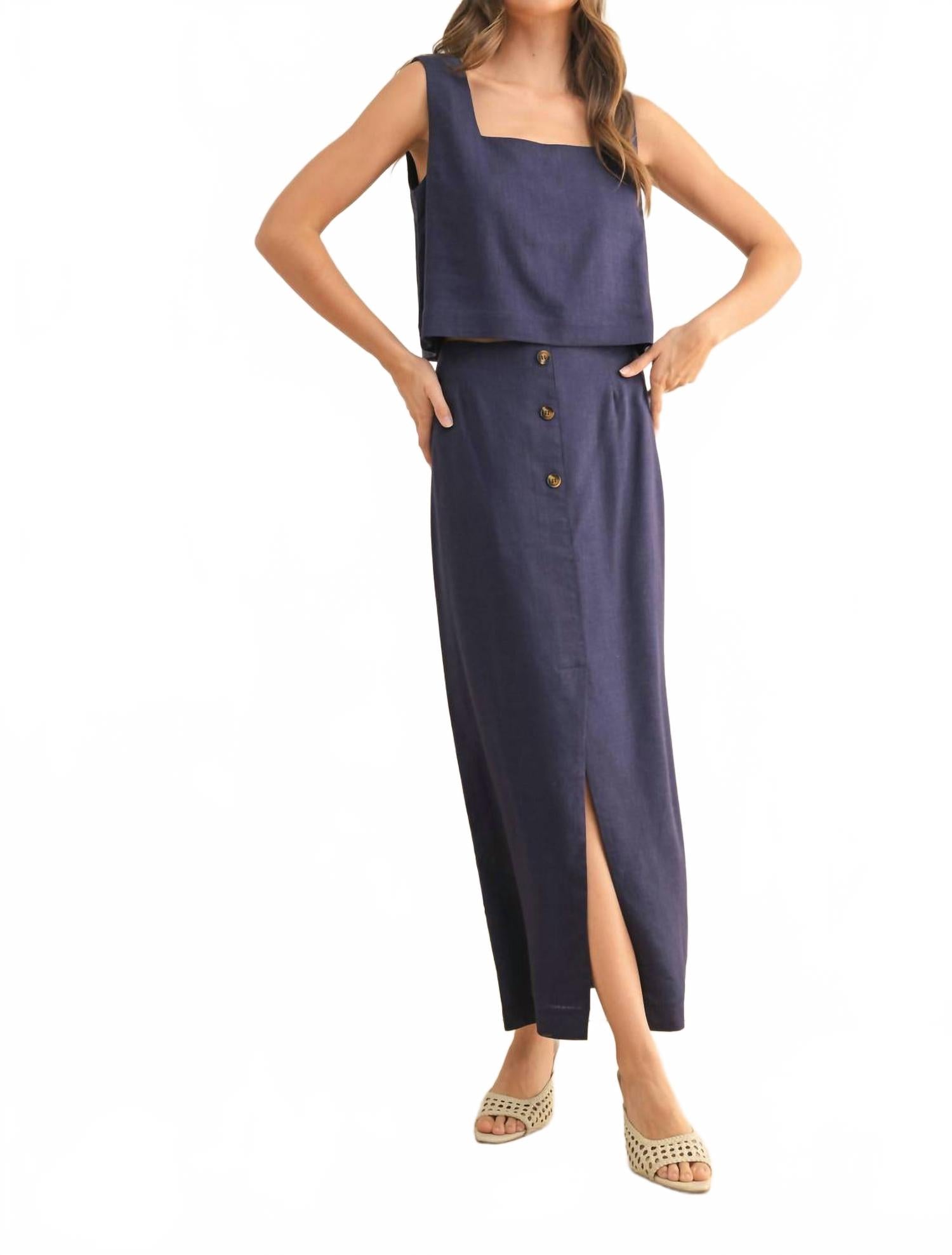 Женская длинная юбка с пуговицами и разрезом спереди в темно-синем цвете MIOU MUSE
Женская длинная юбка с пуговицами и разрезом спереди в темно-синем цвете MIOU MUSE