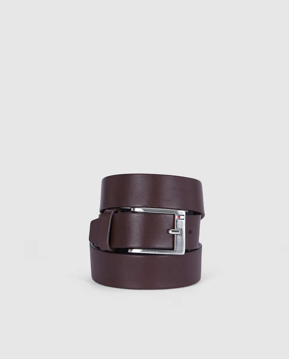 Мужской коричневый кожаный ремень Tommy Hilfiger
Мужской коричневый кожаный ремень Tommy Hilfiger