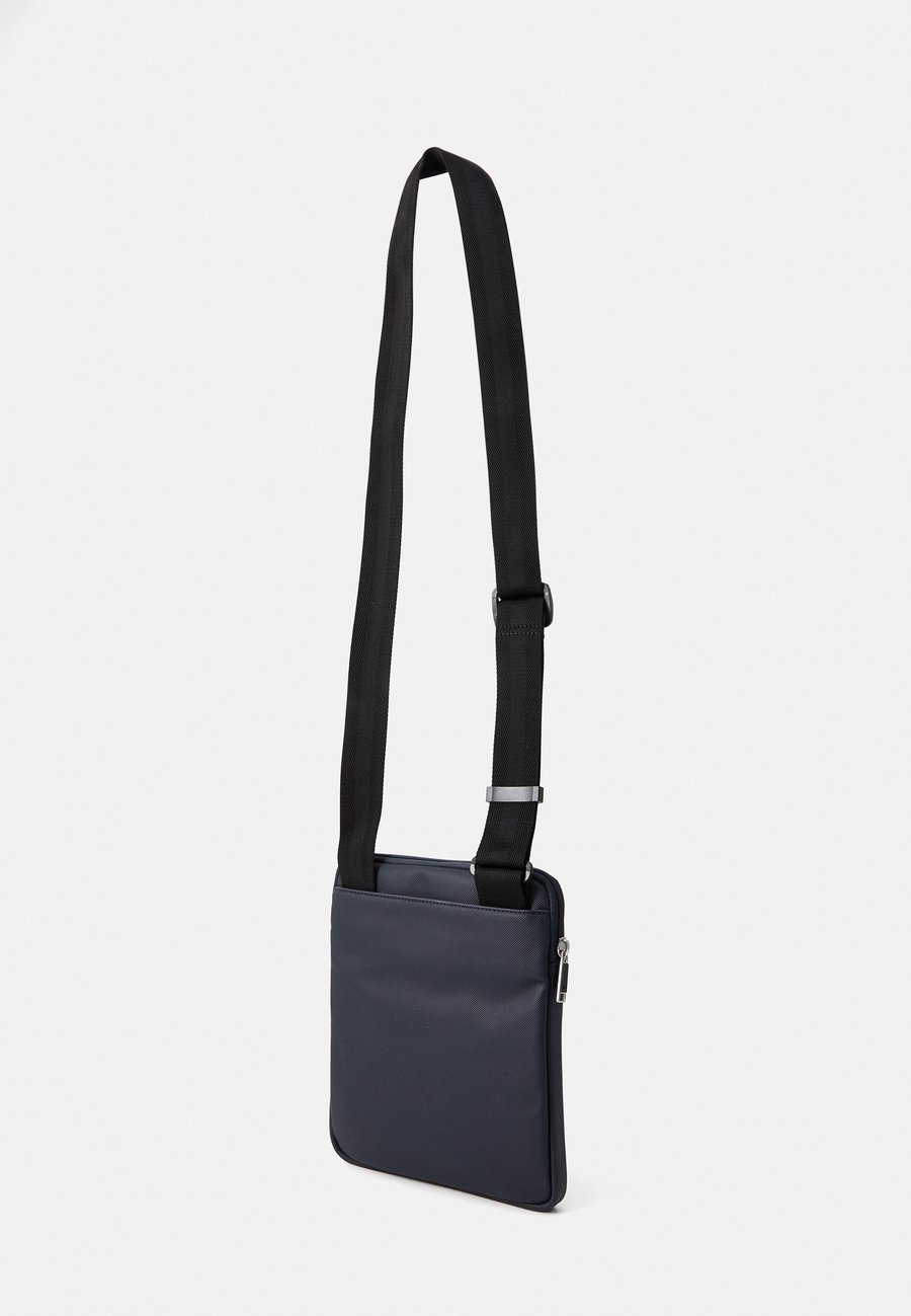 Сумка кросс-боди BOSS JINKO ENVELOPE, Dark Blue
Сумка кросс-боди BOSS JINKO ENVELOPE, Dark Blue