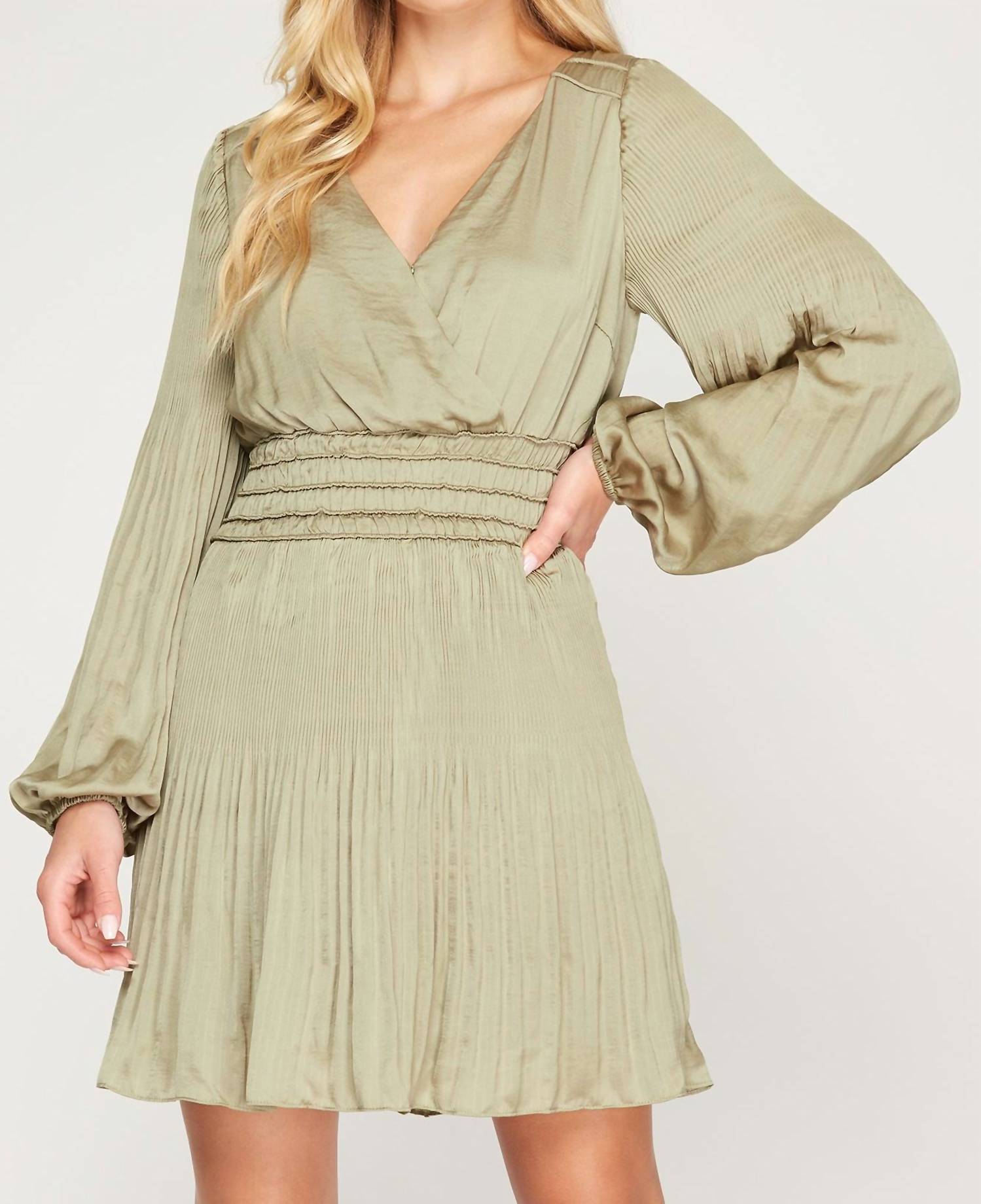 SHE + SKY Атласное платье с длинными рукавами, оливкового цвета
SHE + SKY Атласное платье с длинными рукавами, оливкового цвета