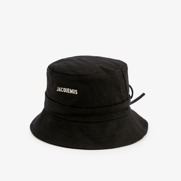 Хлопковая панама Le Bob Gadjo с фирменной бляшкой Jacquemus, черный
Хлопковая панама Le Bob Gadjo с фирменной бляшкой Jacquemus, черный