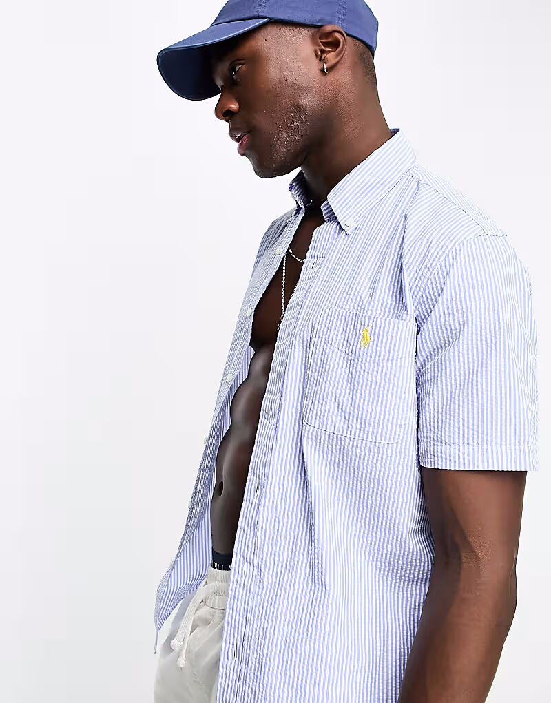 Рубашка с короткими рукавами и полосками из сирсакера, подобранная по индивидуальному заказу Polo Ralph Lauren
Рубашка с короткими рукавами и полосками из сирсакера, подобранная по индивидуальному заказу Polo Ralph Lauren