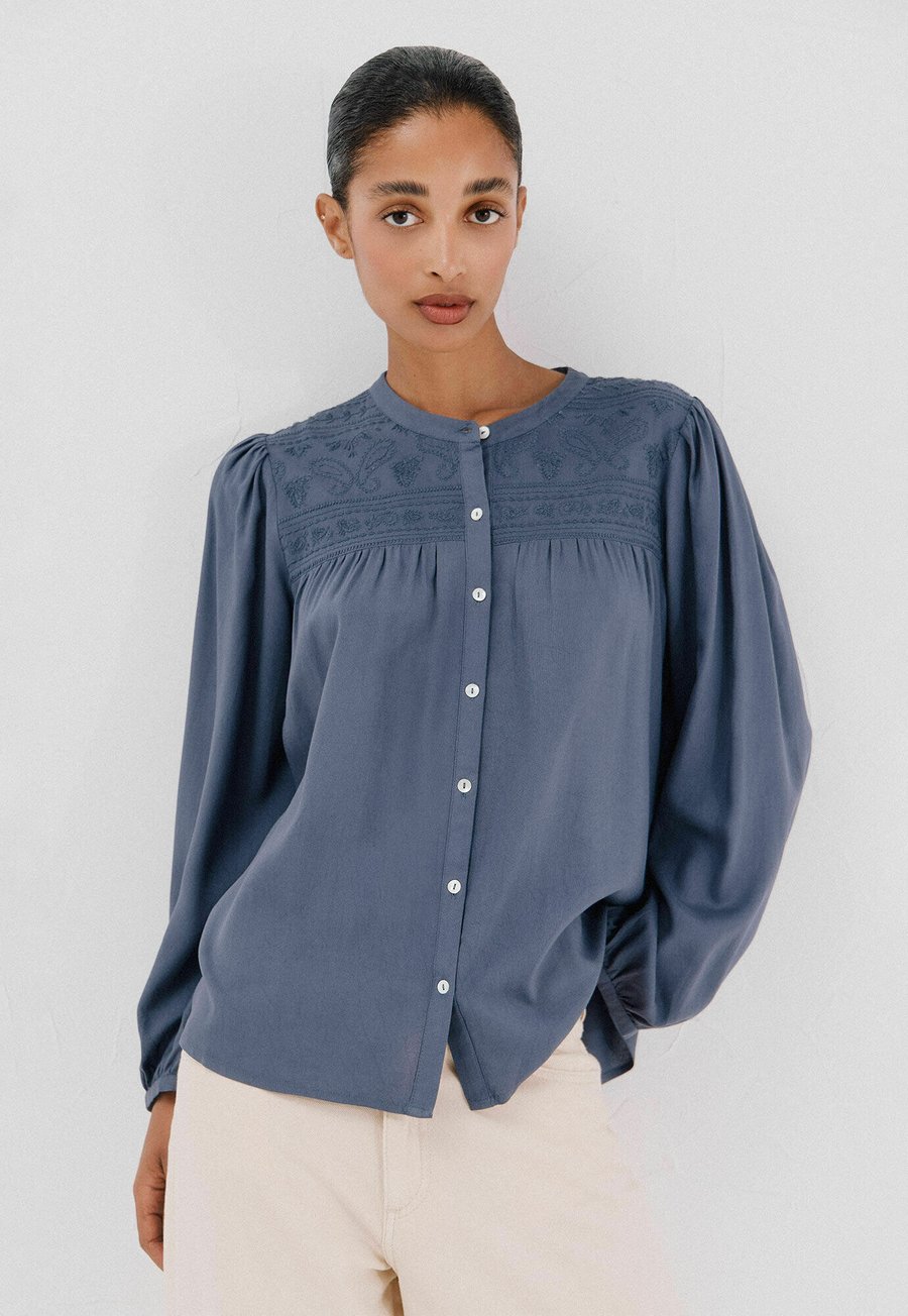 Блуза Cortefiel Button-down blouse, Blue
Блуза Cortefiel Button-down blouse, Blue