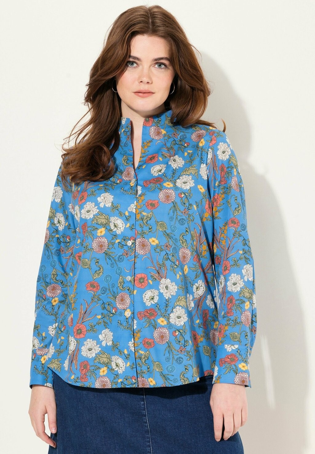 Блузка на пуговицах FLORAL GOBLET COLLAR LONG SLEEVE Ulla Popken, светло-голубой 
Блузка на пуговицах FLORAL GOBLET COLLAR LONG SLEEVE Ulla Popken, светло-голубой