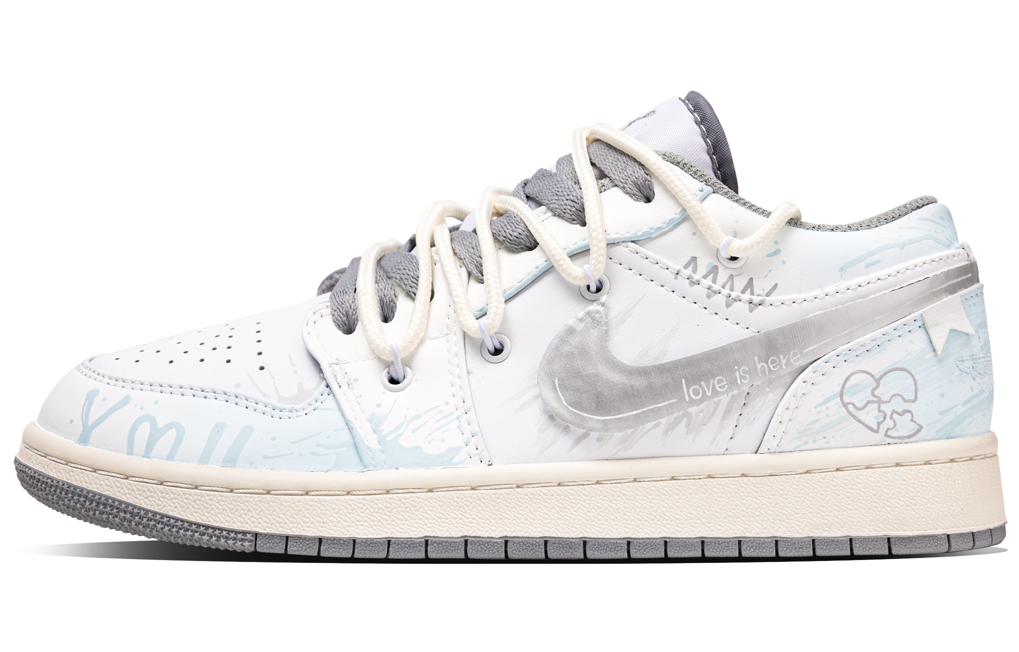 Jordan Баскетбольные кроссовки Air 1 Sea Salt Love Day с антискользящим покрытием, износостойкие, низкие, винтажные, мужские, белые, синие
Jordan Баскетбольные кроссовки Air 1 Sea Salt Love Day с антискользящим покрытием, износостойкие, низкие, винтажные, мужские, белые, синие