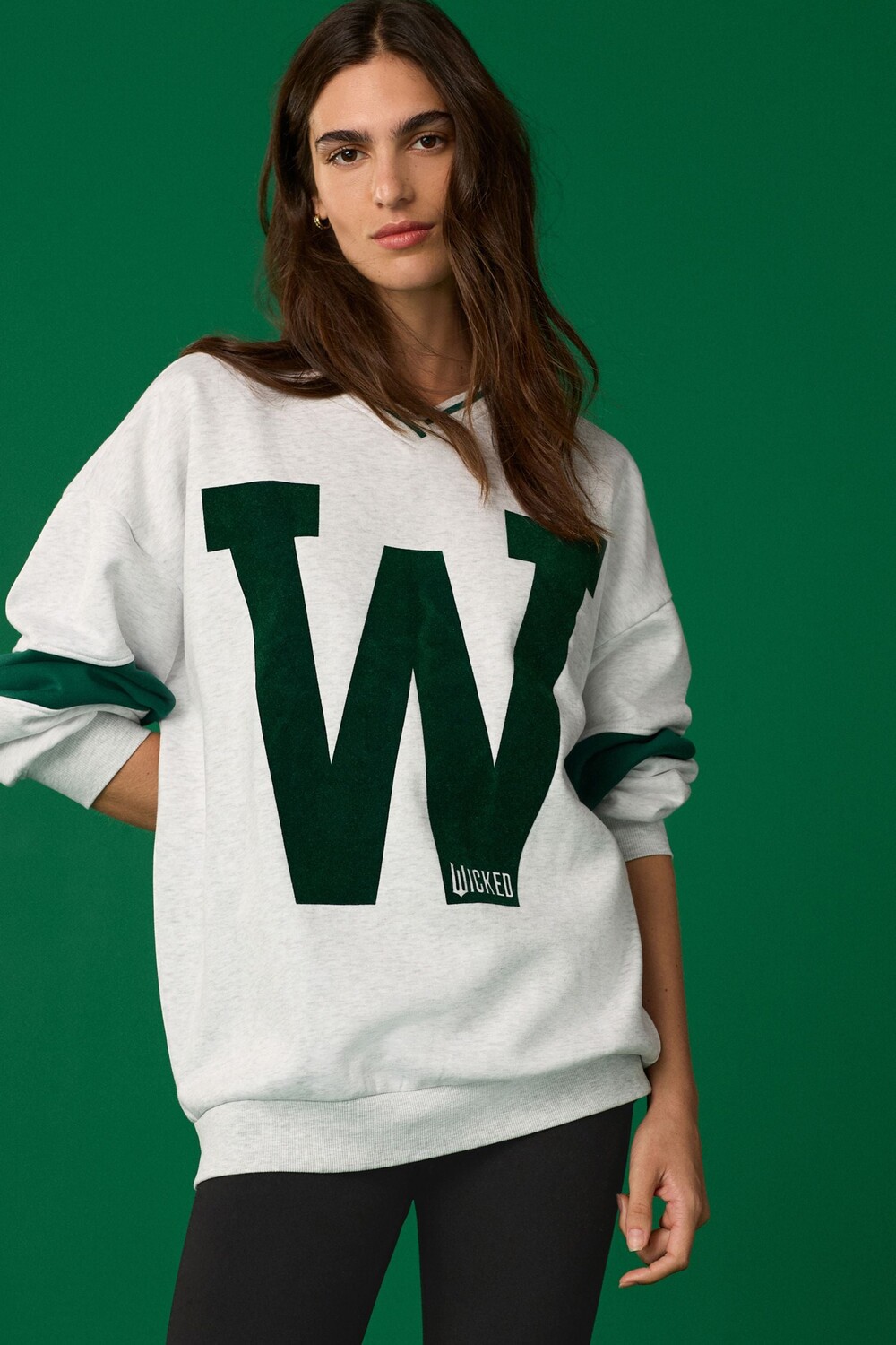 Официальная лицензия фильма «Злой» свитшот с V образным вырезом и графическим принтом Next, серый
Официальная лицензия фильма «Злой» свитшот с V образным вырезом и графическим принтом Next, серый