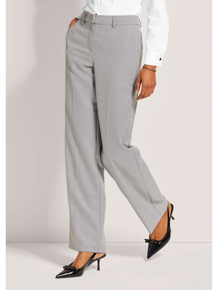 MADELEINE Широкие, отглаженные брюки серо-бежевого цвета
MADELEINE Широкие, отглаженные брюки серо-бежевого цвета