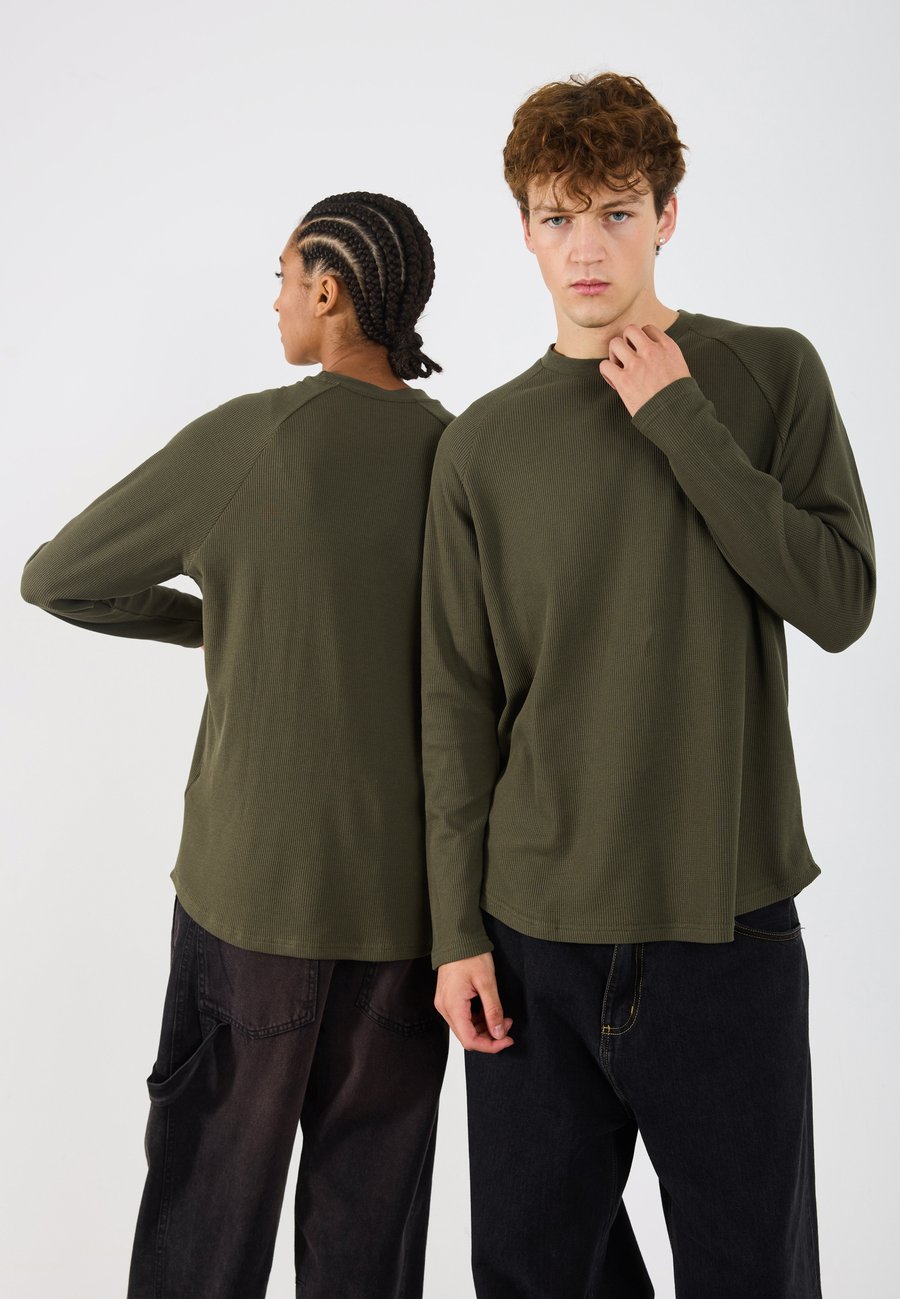 Топ YOURTURN LONG SLEEVED WAFFLE TOP UNISEX, Khaki /Khaki
Топ YOURTURN LONG SLEEVED WAFFLE TOP UNISEX, Khaki /Khaki