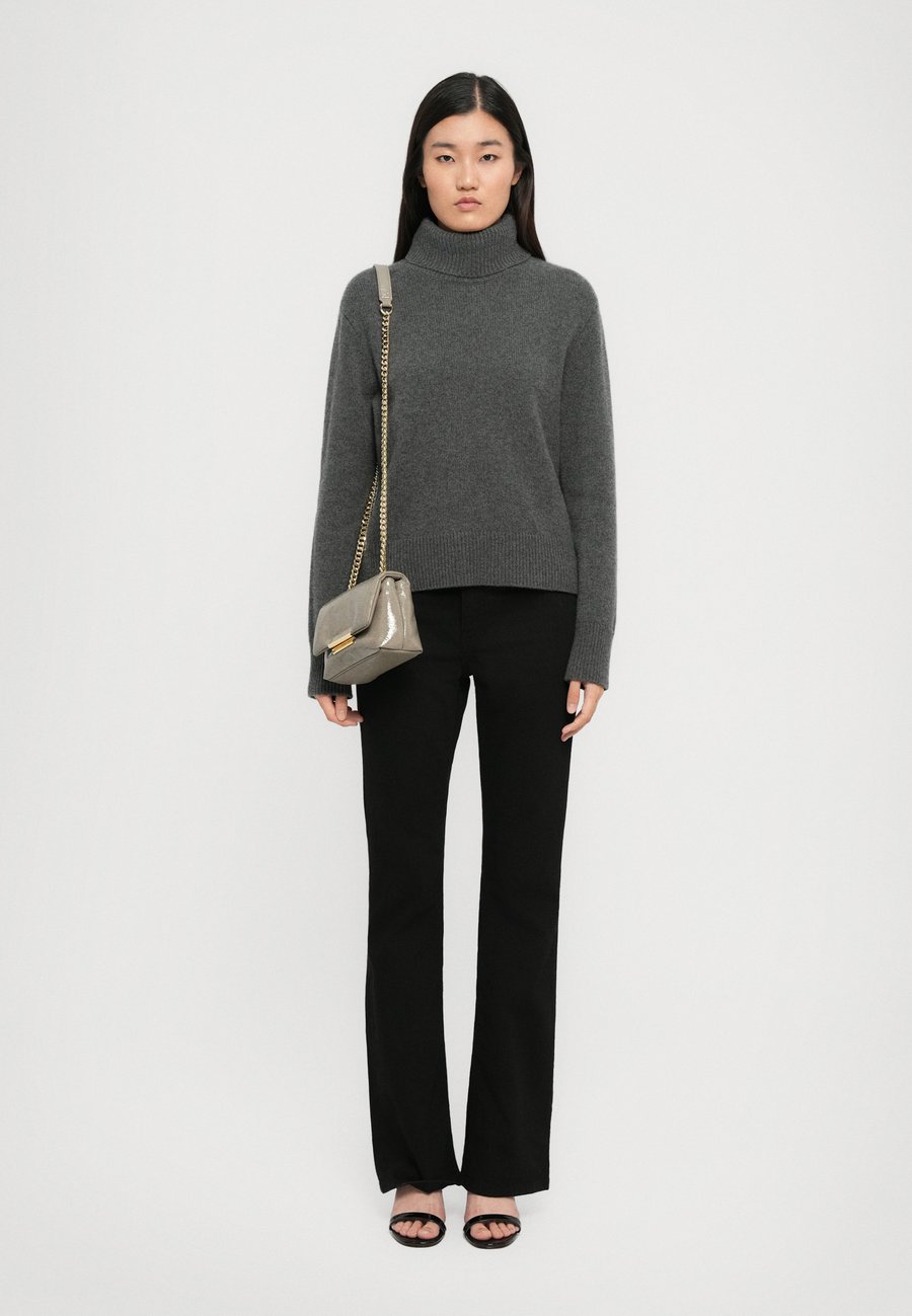 Сумка кросс-боди Armani Exchange MINI BAG, Brown Bass/Beige
Сумка кросс-боди Armani Exchange MINI BAG, Brown Bass/Beige