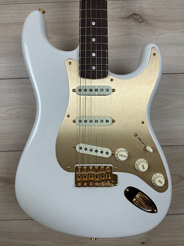 Электрогитара Fender Custom Shop Limited Edition 75th Anniversary Stratocaster NOS Guitar, Rosewood Fingerboard, Diamond White Pearl
Электрогитара Fender Custom Shop Limited Edition 75th Anniversary Stratocaster NOS Guitar, Rosewood Fingerboard, Diamond White Pearl