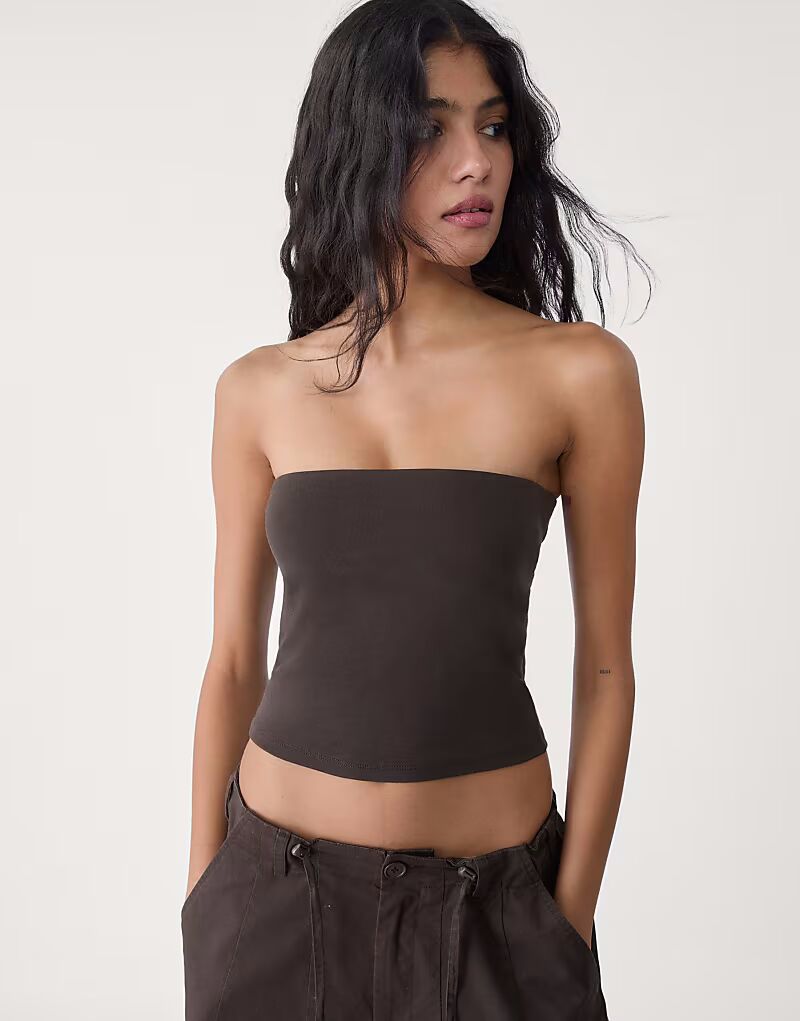 Stradivarius - базовый топ без бретелек коричневого цвета 
Stradivarius - базовый топ без бретелек коричневого цвета