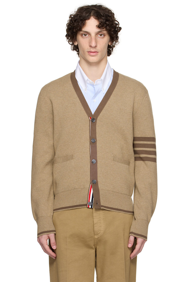 Кардиган с V-образным вырезом и узором Milano, 4 планки Thom Browne, коричневый
Кардиган с V-образным вырезом и узором Milano, 4 планки Thom Browne, коричневый