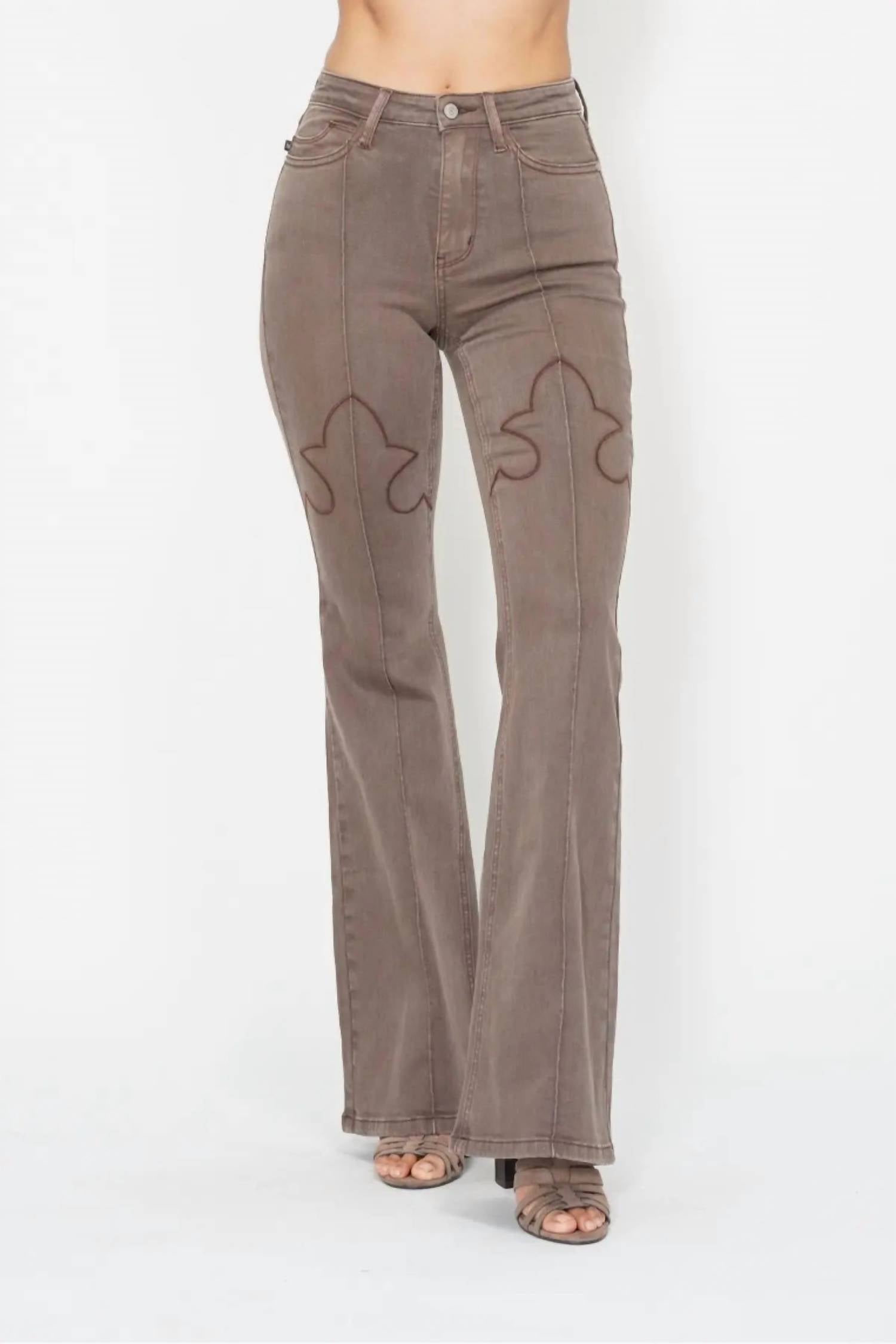 Джинсы-клеш с отделкой на коленях и задними карманами-щитками коричневого цвета Judy Blue
Джинсы-клеш с отделкой на коленях и задними карманами-щитками коричневого цвета Judy Blue