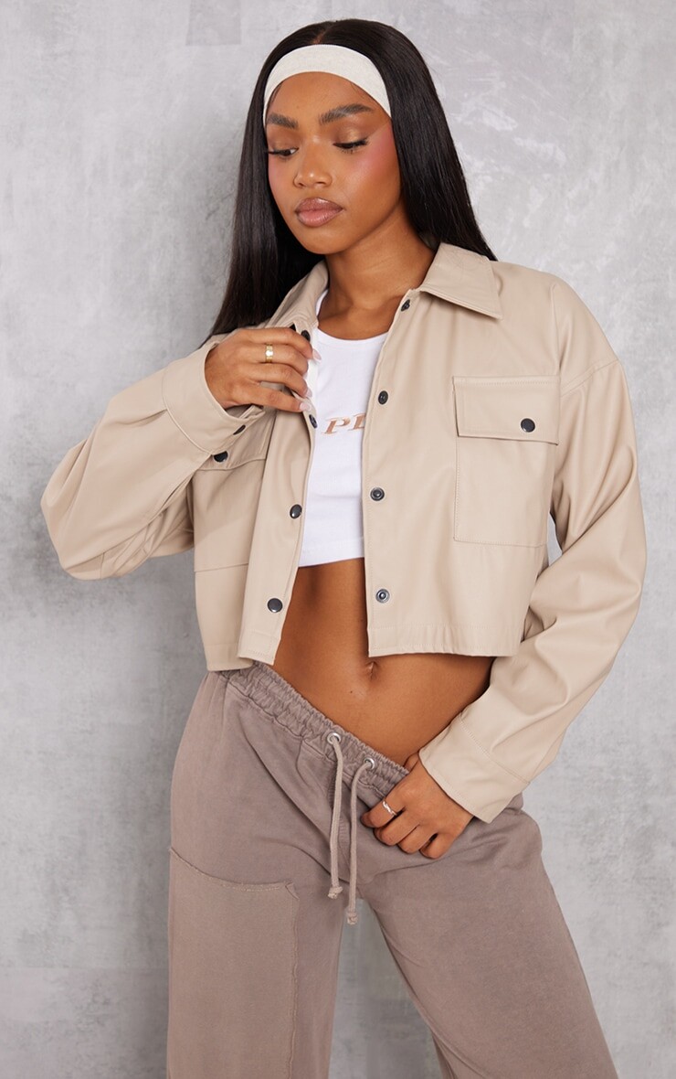 PrettyLittleThing Укороченная куртка из искусственной кожи Stone Basic с накладными карманами спереди
PrettyLittleThing Укороченная куртка из искусственной кожи Stone Basic с накладными карманами спереди