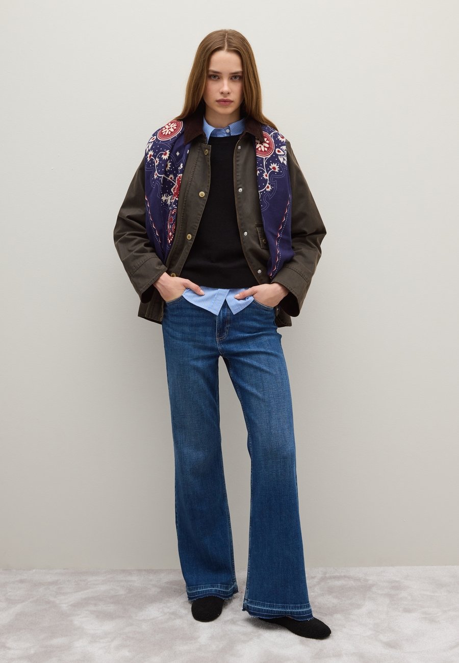 Шарф PIOMBO Scarf, White Blue Red/White
Шарф PIOMBO Scarf, White Blue Red/White