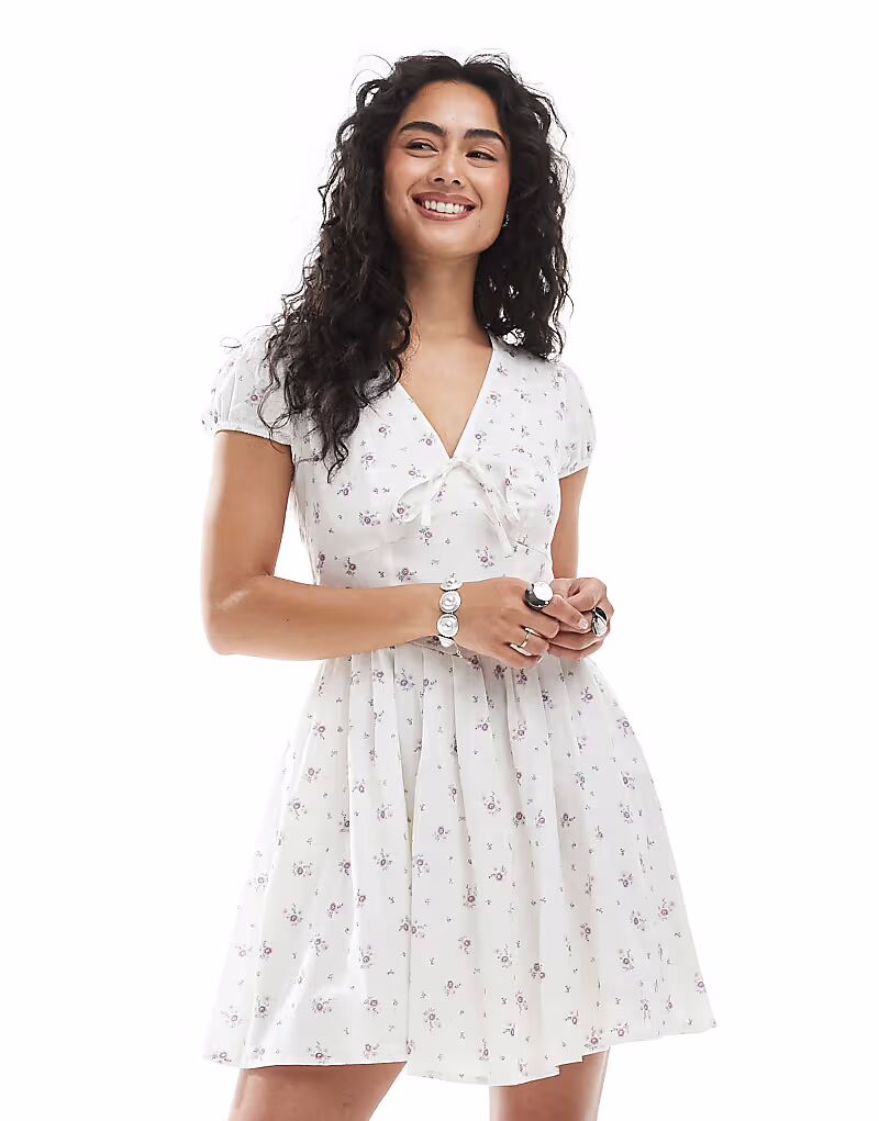 Чайное платье New Look с корсетными деталями и белым цветочным принтом
Чайное платье New Look с корсетными деталями и белым цветочным принтом