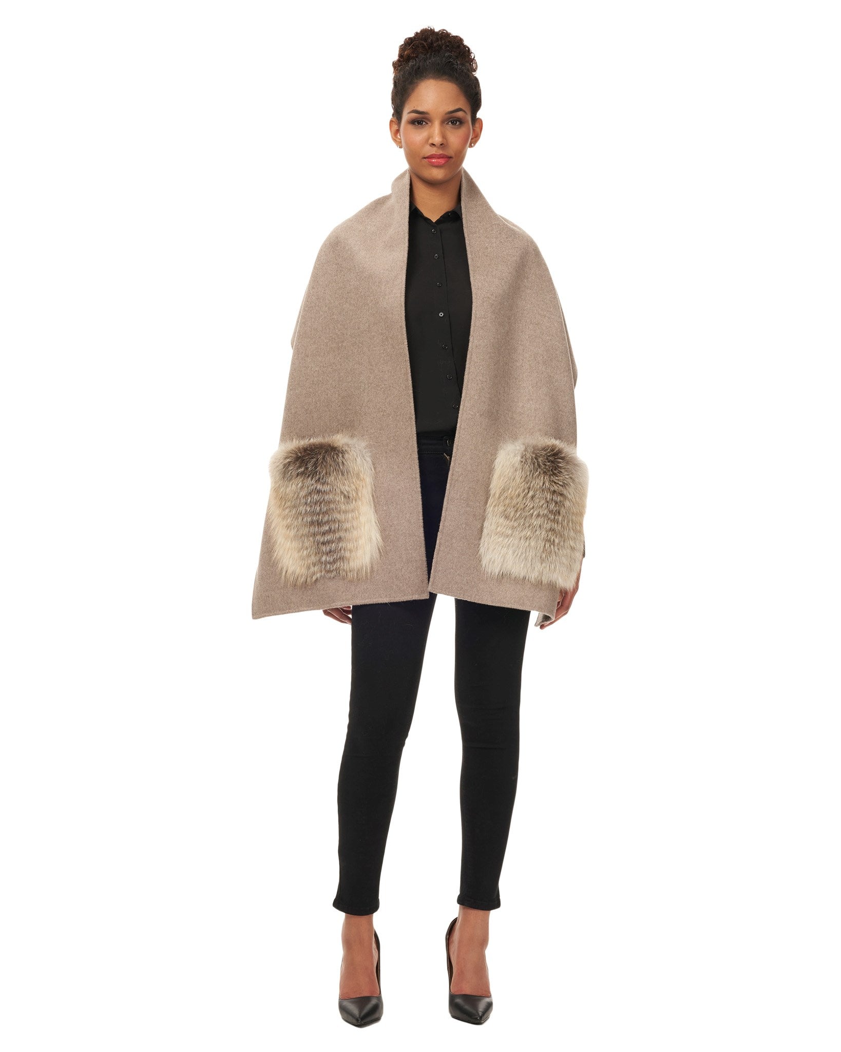 Шерстяной палантин с карманами из золотистой лисы Gorski, серо-коричневый
Шерстяной палантин с карманами из золотистой лисы Gorski, серо-коричневый