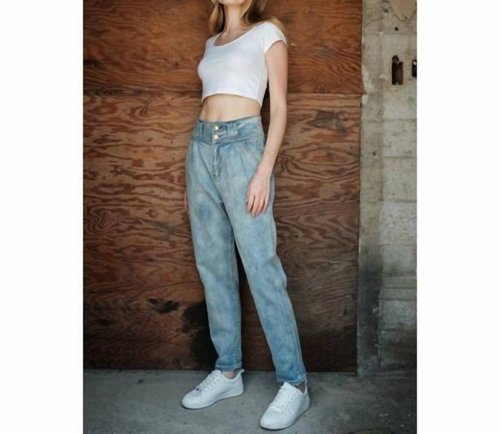 Прямые джинсы средней потертости Aaron & Amber, цвет med wash
Прямые джинсы средней потертости Aaron & Amber, цвет med wash