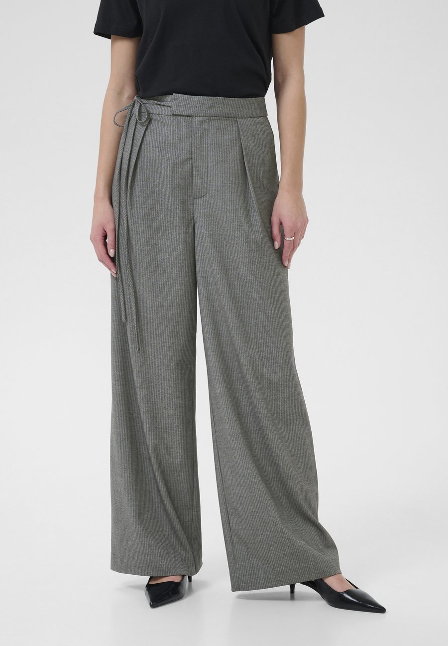 Брюки Kaffe ELLIE WIDE, Grey Melange Chalk Stripe/Mottled Grey
Брюки Kaffe ELLIE WIDE, Grey Melange Chalk Stripe/Mottled Grey