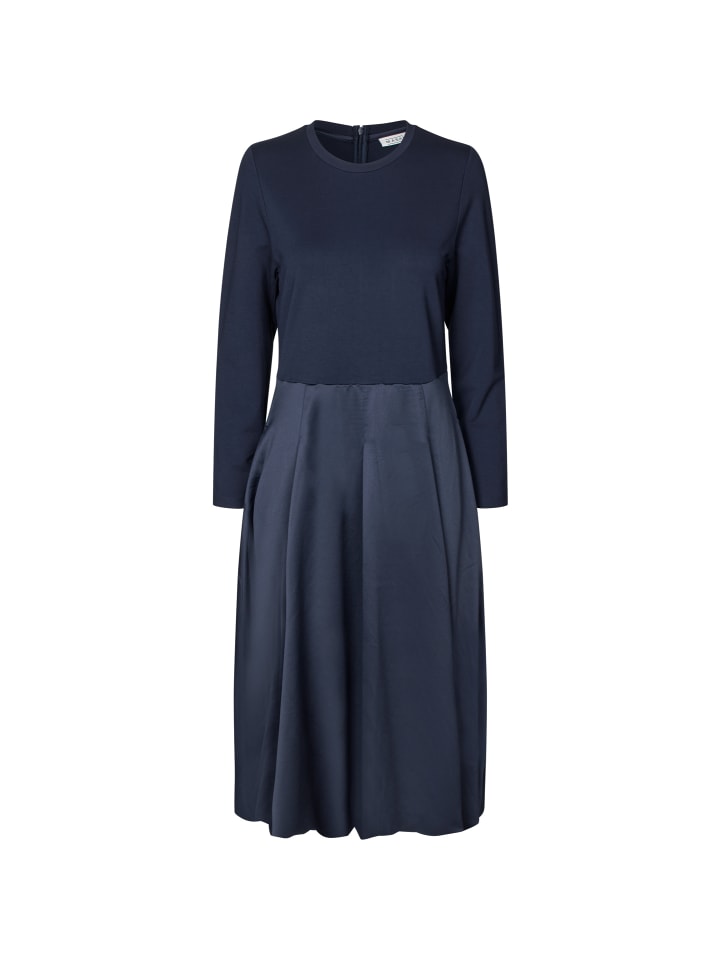 Платье миди MaNeyvora в темно-синем блейзере MASAI
Платье миди MaNeyvora в темно-синем блейзере MASAI