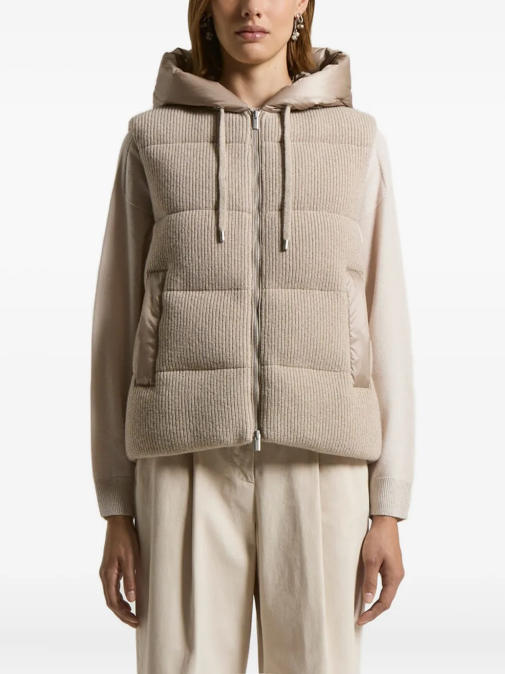 Жилет с капюшоном и ребристой подкладкой Peserico, нейтральный
Жилет с капюшоном и ребристой подкладкой Peserico, нейтральный