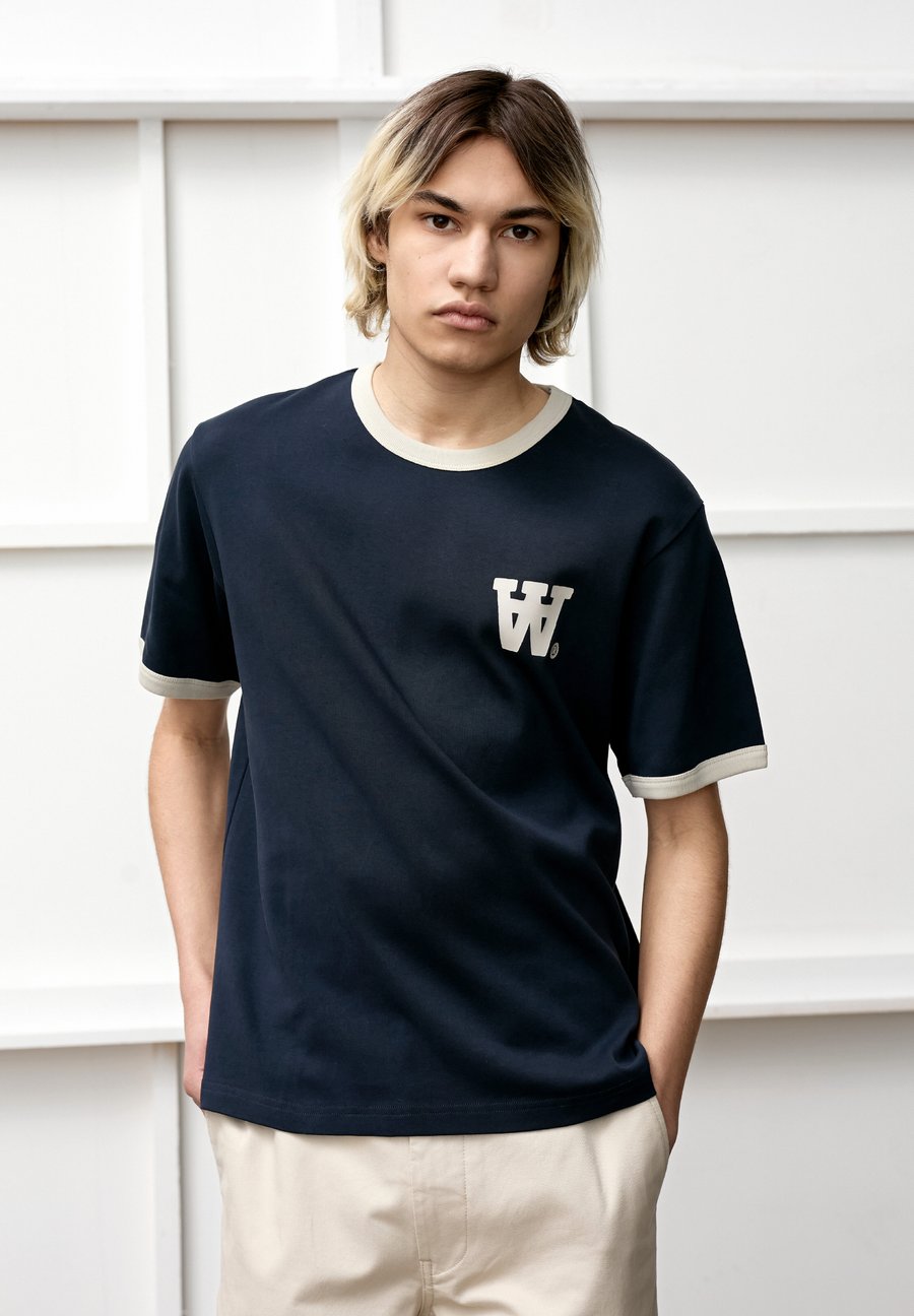 Футболка DOUBLE A BY W.W. PARKER, Salute/Dark Blue, Синий, Футболка DOUBLE A BY W.W. PARKER, Salute/Dark Blue
Футболка DOUBLE A BY W.W. PARKER, Salute/Dark Blue, Синий, Футболка DOUBLE A BY W.W. PARKER, Salute/Dark Blue