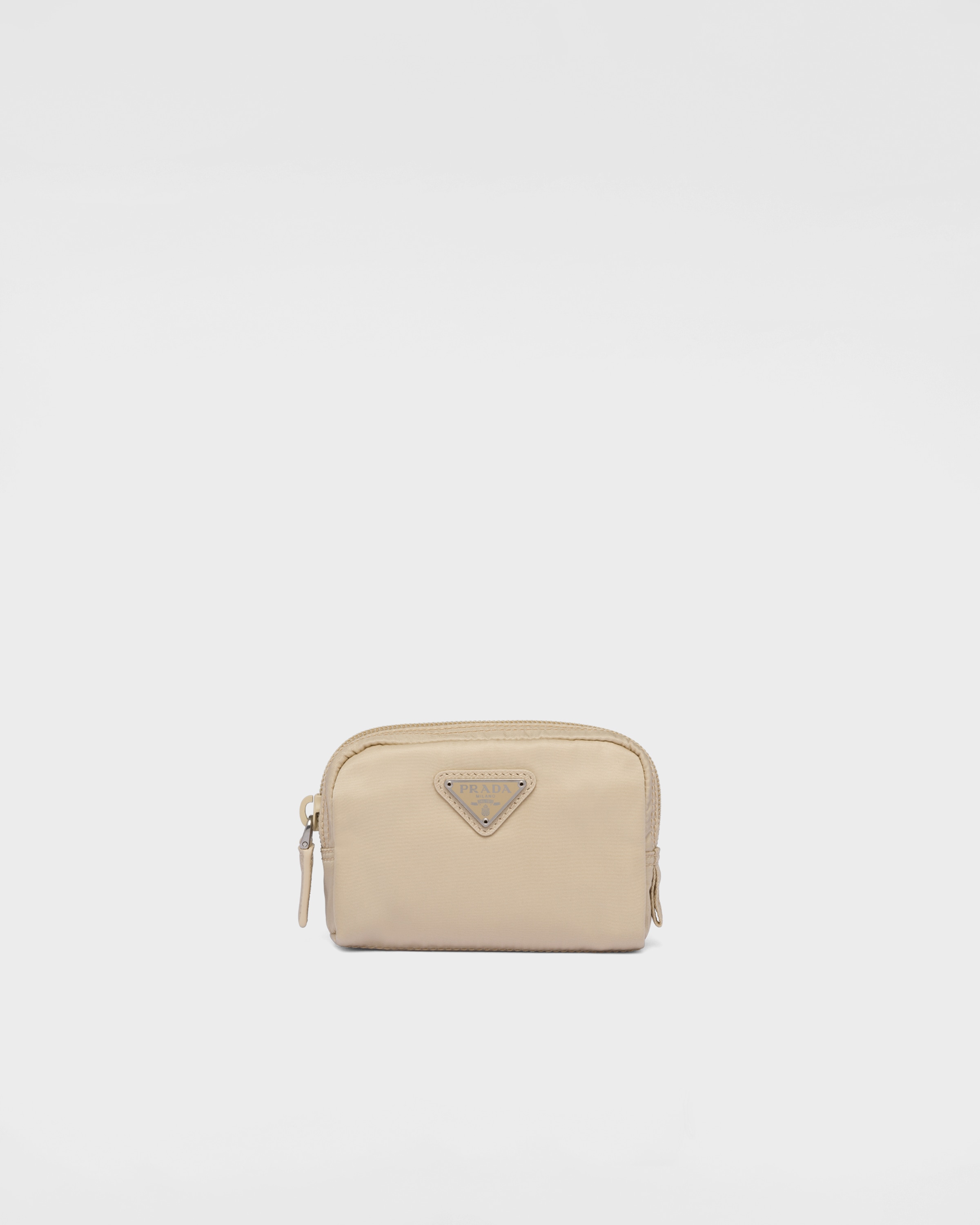 Микро сумочка из переработанного нейлона Prada, бежевый
Микро сумочка из переработанного нейлона Prada, бежевый