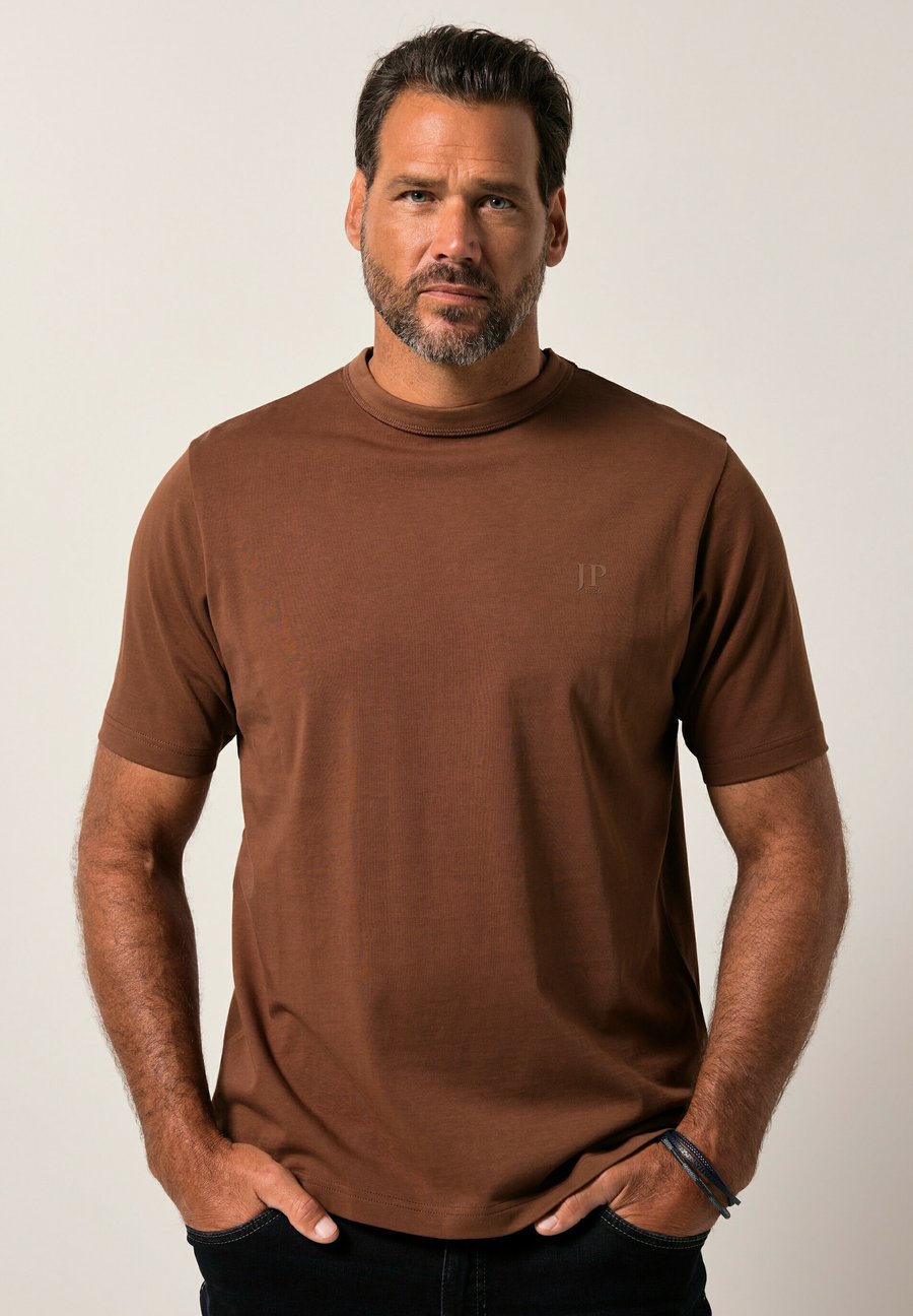 Футболка JP1880 SHORT SLEEVE ROUND NECK, Chestnut Brown/Brown, Коричневый, Футболка JP1880 SHORT SLEEVE ROUND NECK, Chestnut Brown/Brown
Футболка JP1880 SHORT SLEEVE ROUND NECK, Chestnut Brown/Brown, Коричневый, Футболка JP1880 SHORT SLEEVE ROUND NECK, Chestnut Brown/Brown