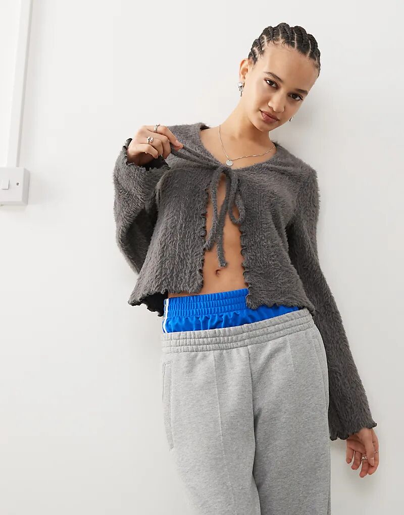 COLLUSION пушистый кардиган с завязкой спереди в угольном цвете
COLLUSION пушистый кардиган с завязкой спереди в угольном цвете