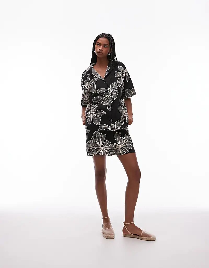 Шорты Topshop coord из льна с цветочным узором и стежками в монохромном исполнении
Шорты Topshop coord из льна с цветочным узором и стежками в монохромном исполнении