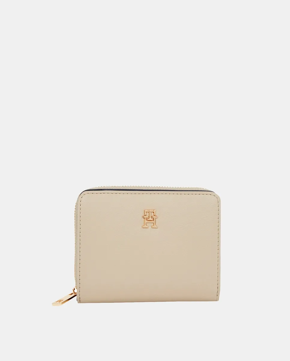Средний кошелек кремового цвета с логотипом Tommy Hilfiger
Средний кошелек кремового цвета с логотипом Tommy Hilfiger