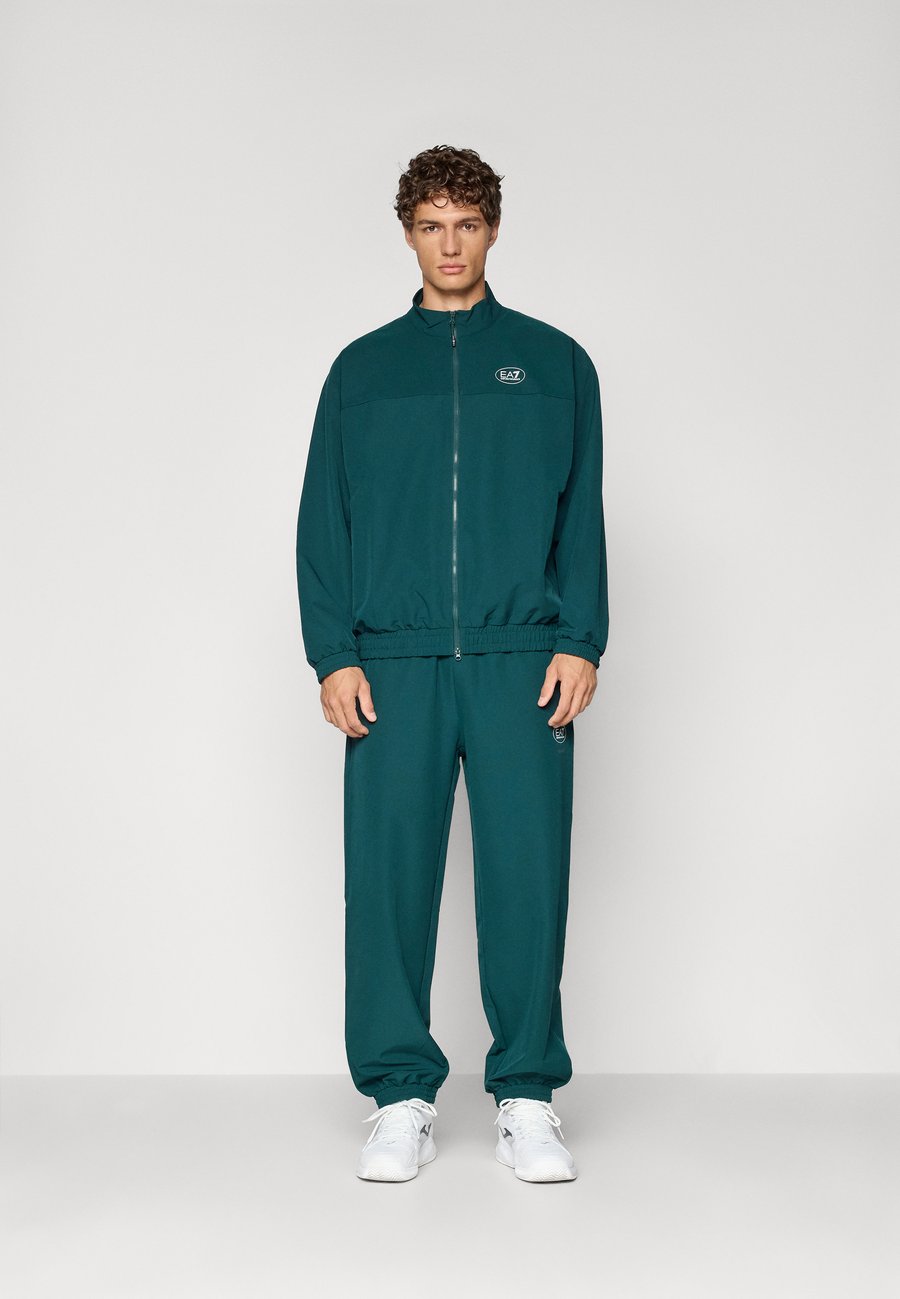 Спортивный костюм EA7 Emporio Armani TENNIS PRO TRACKSUIT SET, Ponderosa Pine/Evergreen
Спортивный костюм EA7 Emporio Armani TENNIS PRO TRACKSUIT SET, Ponderosa Pine/Evergreen