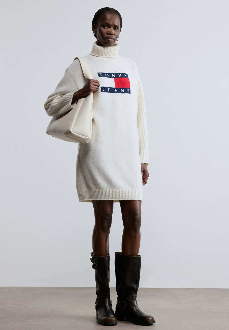 Платье Tommy Jeans TURTLENECK FLAG DRESS , Off White/White
Платье Tommy Jeans TURTLENECK FLAG DRESS , Off White/White