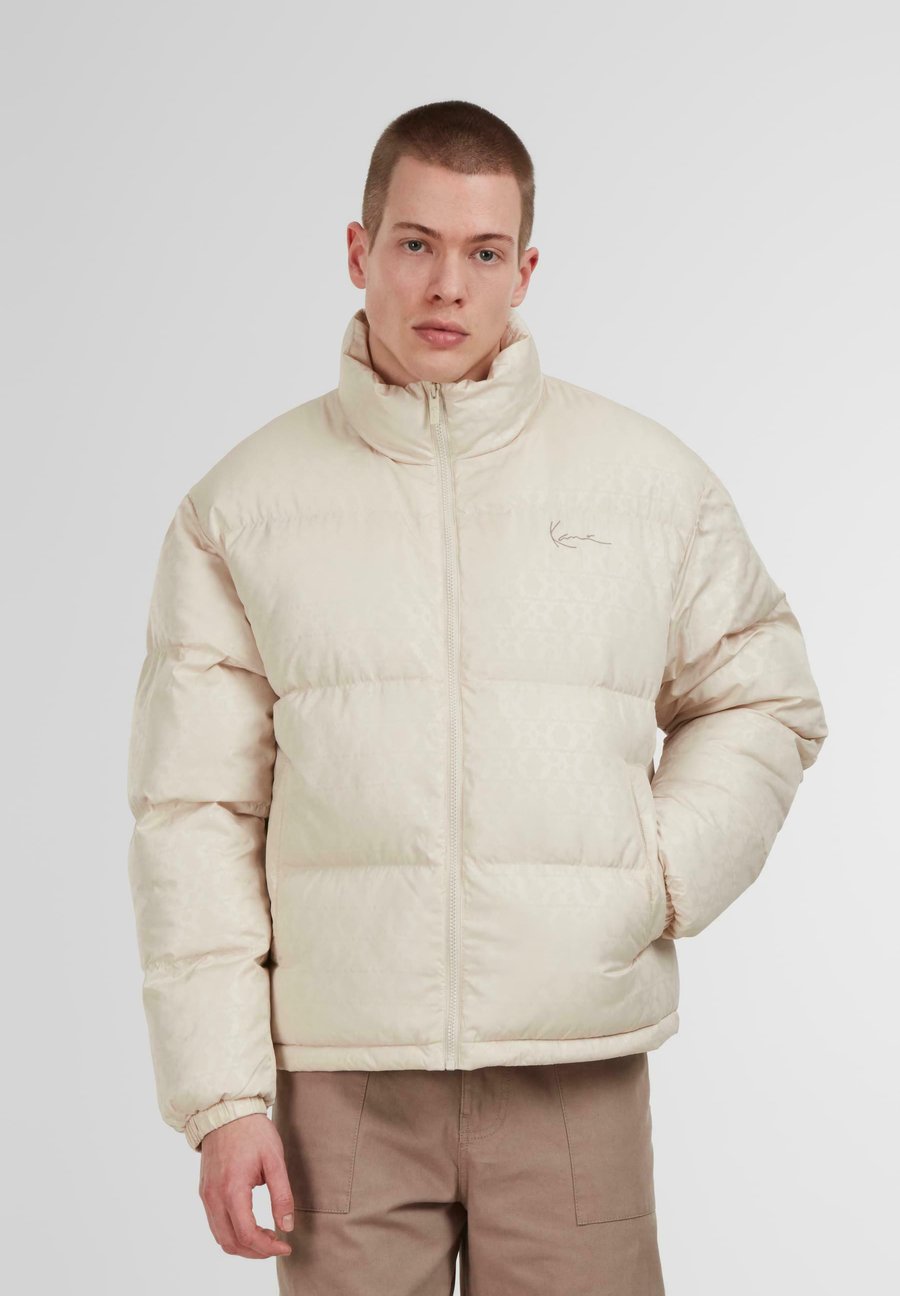 Куртка Karl Kani AOP SIGNATURE PUFFER, Light Sand/Sand
Куртка Karl Kani AOP SIGNATURE PUFFER, Light Sand/Sand